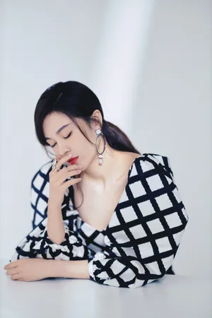 郁可唯格子衫性感俏皮写真图片_8
