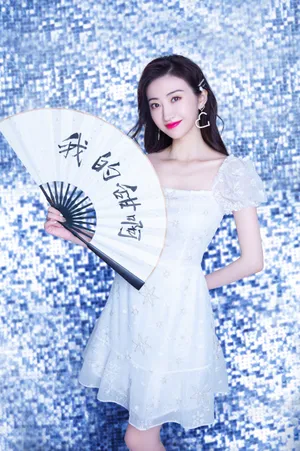 景甜白裙甜美优雅写真图片_3