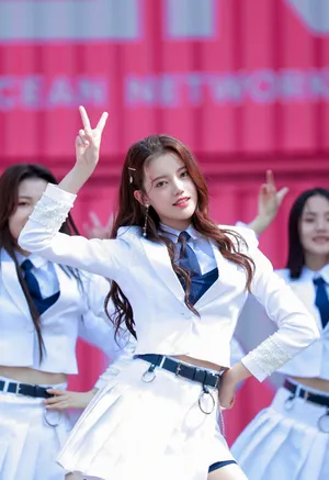 孙珍妮创造营2020学员制服图片_3