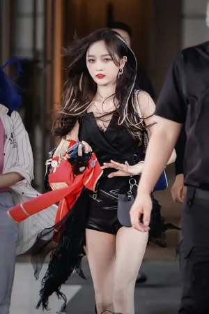 吴宣仪绝美性感街拍照图片
