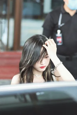 吴宣仪绝美性感街拍照图片_1