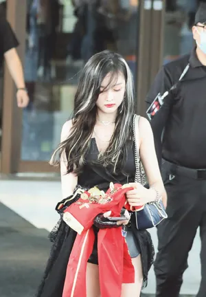 吴宣仪绝美性感街拍照图片_3