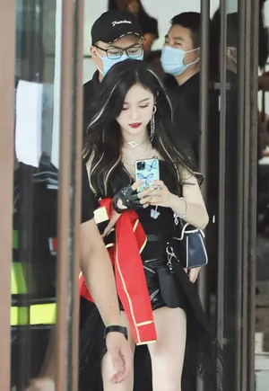 吴宣仪绝美性感街拍照图片_4