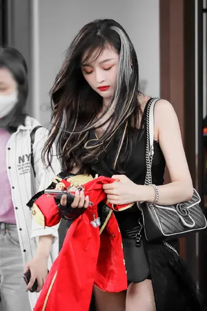 吴宣仪绝美性感街拍照图片_7