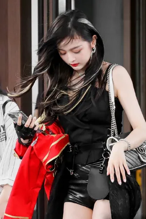 吴宣仪绝美性感街拍照图片_8