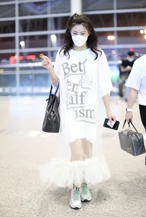 张雨绮白T纱裙街拍照图片_4