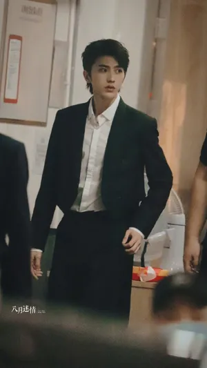 蔡徐坤燕尾服清爽帅气图片