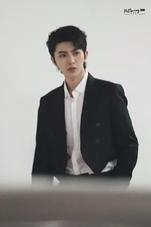 蔡徐坤燕尾服清爽帅气图片_5