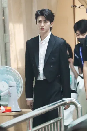 蔡徐坤燕尾服清爽帅气图片_8