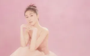 王瑛瑛粉裙优雅浪漫写真图片