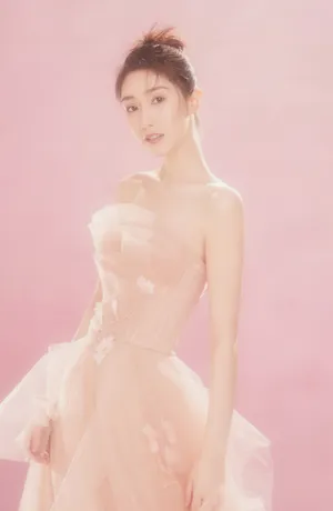 王瑛瑛粉裙优雅浪漫写真图片_3