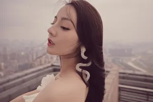 迪丽热巴白裙优雅性感写真图片