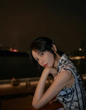 施诗红唇魅力性感写真_5