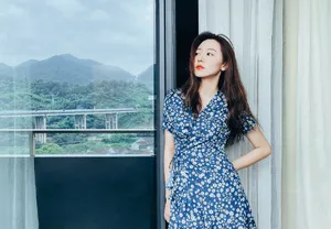 黄梦莹碎花裙性感写真图片