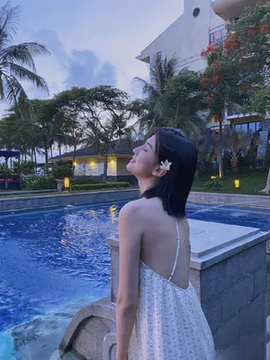 乔欣露背裙性感图片写真