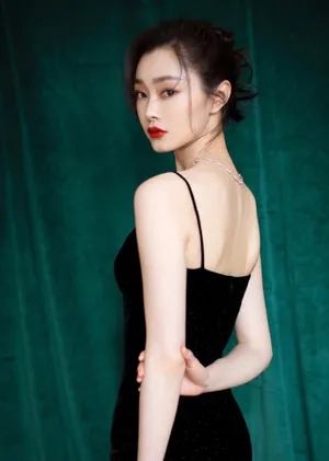 宋轶吊带黑裙性感写真图片_2