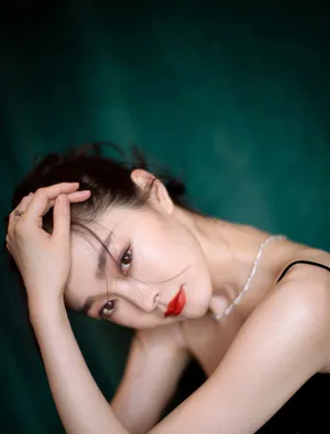 宋轶吊带黑裙性感写真图片_4