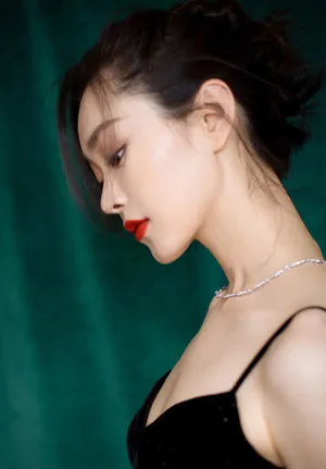 宋轶吊带黑裙性感写真图片_5