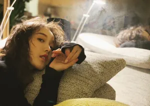 姜贞羽慵懒居家生活照图片_2