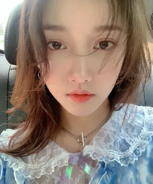 姜贞羽白皙肌肤性感自拍照图片_3