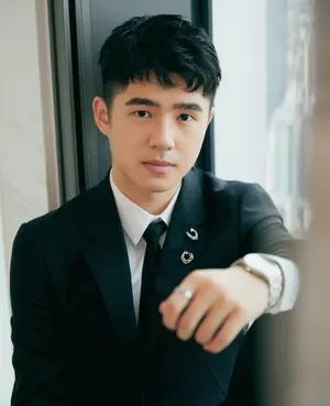 刘昊然俊朗帅气西装写真图片