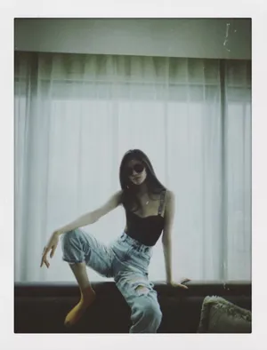 何穗性感吊带长发性感居家写真_7