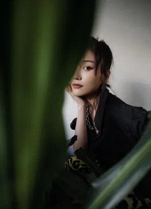 田沅豹纹裙酷感写真图片