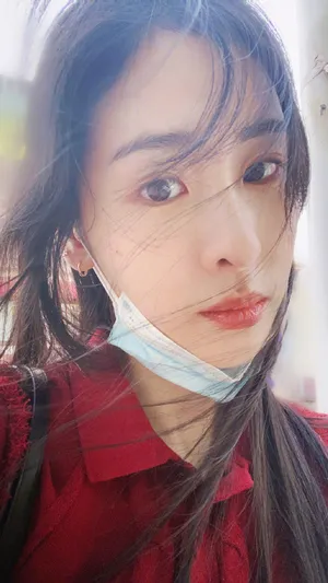 张碧晨红衣养眼自拍照图片