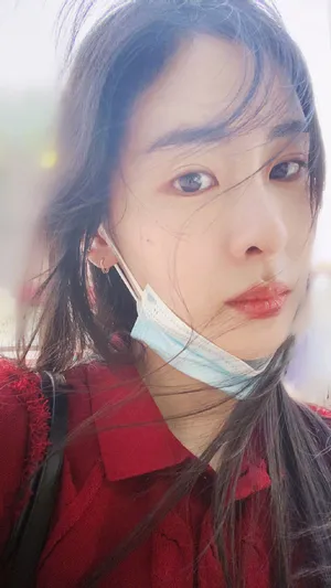 张碧晨红衣养眼自拍照图片