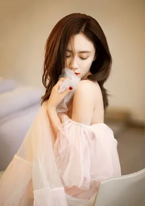 刘芸白皙仙气光影写真图片