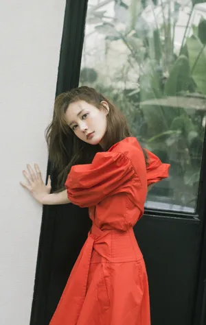 李一桐红色长裙俏皮写真图片_2