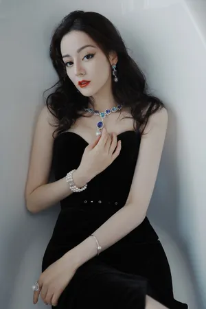 迪丽热巴抹胸裙性感写真图片