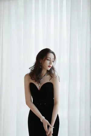 迪丽热巴抹胸裙性感写真图片_2
