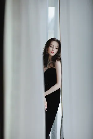 迪丽热巴抹胸裙性感写真图片_5