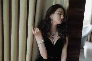 迪丽热巴抹胸裙性感写真图片_9