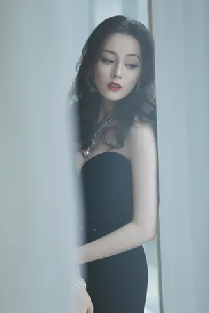 迪丽热巴抹胸裙性感写真图片_10