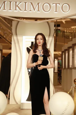 迪丽热巴珠宝展性感现场图片