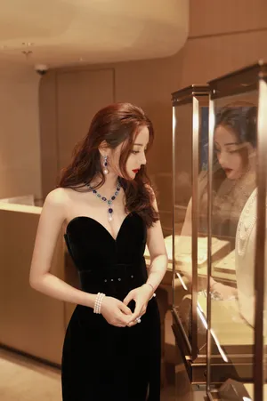 迪丽热巴珠宝展性感现场图片_1