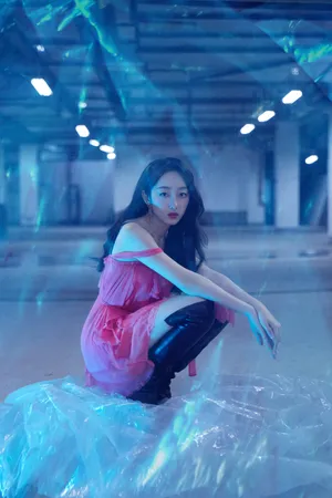 蒋梦婕粉裙性感甜酷写真图片_3