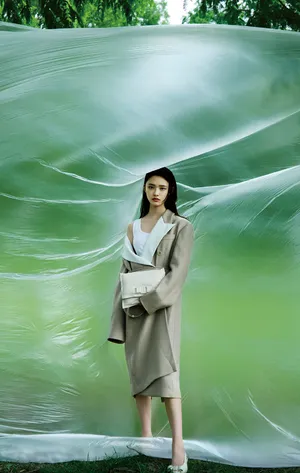 林允复古卷发魅力写真图片_2