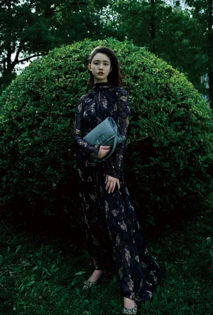 林允复古卷发魅力写真图片_4