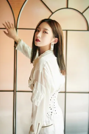孟美岐精致红唇酷飒写真图片_2