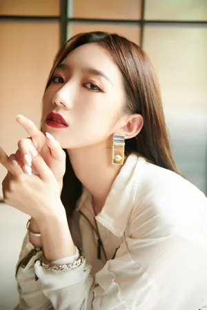孟美岐精致红唇酷飒写真图片_3
