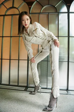 孟美岐精致红唇酷飒写真图片_4