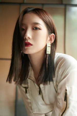 孟美岐精致红唇酷飒写真图片_5