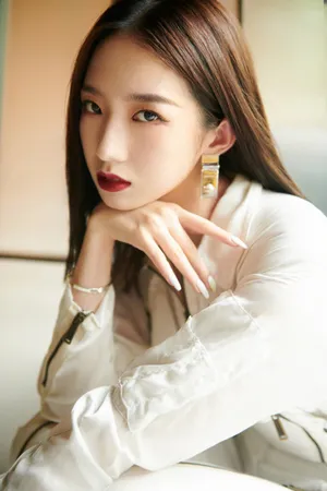 孟美岐精致红唇酷飒写真图片_6