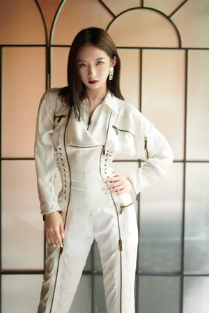 孟美岐精致红唇酷飒写真图片_7