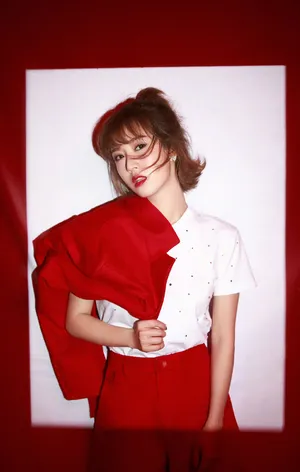 李念红色西装妩媚写真图片