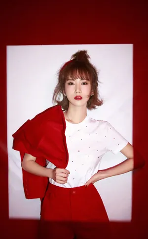 李念红色西装妩媚写真图片