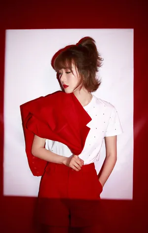 李念红色西装妩媚写真图片_5